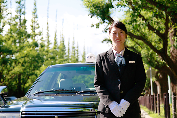 国際自動車（㎞タクシー）株式会社で働く元東京ディズニーランドのキャストの女性タクシードライバー佐藤さんの写真