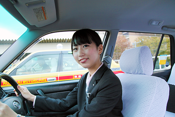 国際自動車（kmタクシー）の新卒女性タクシードライバーの召田さんが運転中