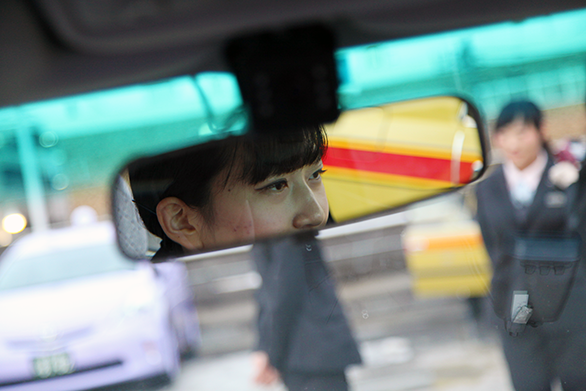 国際自動車（kmタクシー）の新卒女性タクシードライバーの召田さんのバックミラーに映る目