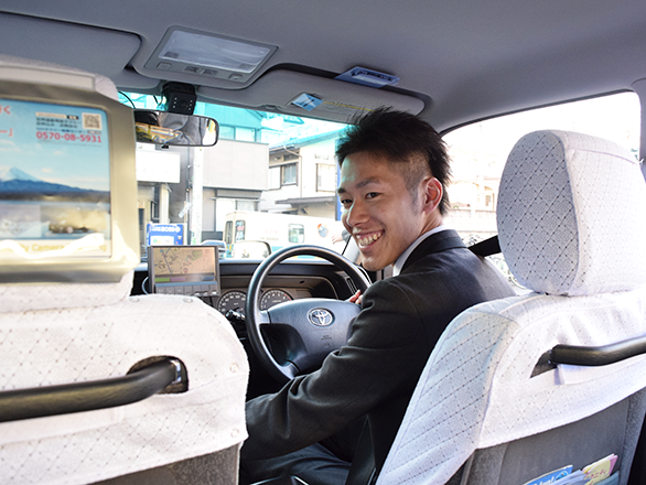 国際自動車（㎞タクシー）のタクシードライバー石垣さんの運転中の写真