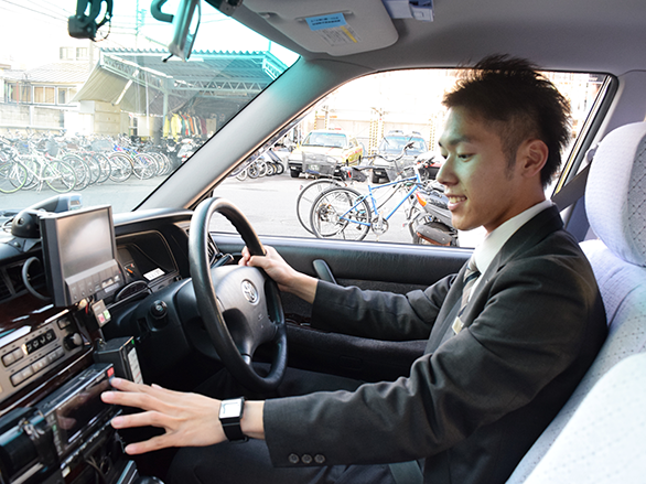 国際自動車（㎞タクシー）のタクシードライバー石垣さんの運転している様子
