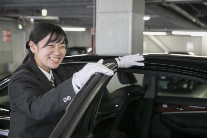 あえて人とは違う道を行く チャレンジ精神旺盛な新卒 女性ハイヤードライバー 国際自動車 ｋｍタクシー 求人採用サイト